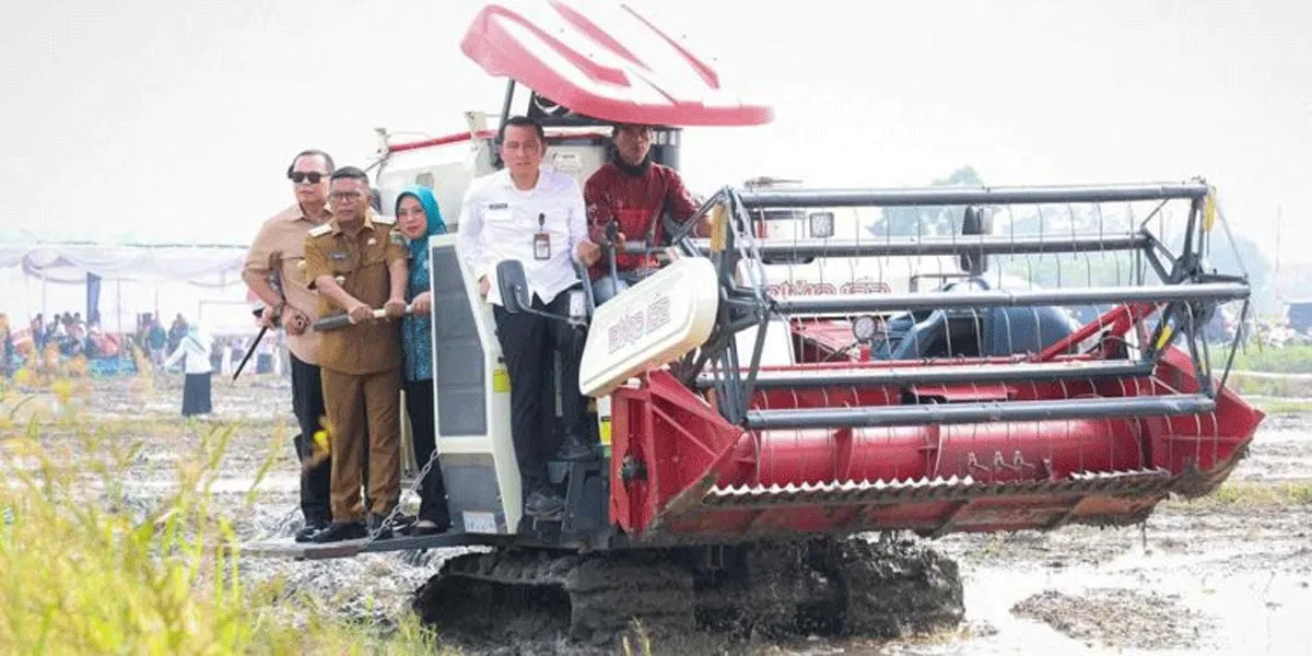Gubernur Banten Andra Soni menghadiri acara panen dengan menggunakan teknologi PM-AAS di Kelurahan Kasunyatan, Kecamatan Kasemen.