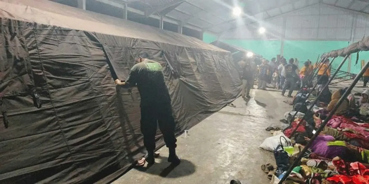 Warga terdampak erupsi Gunung Sinabung di tenda pengungsian.