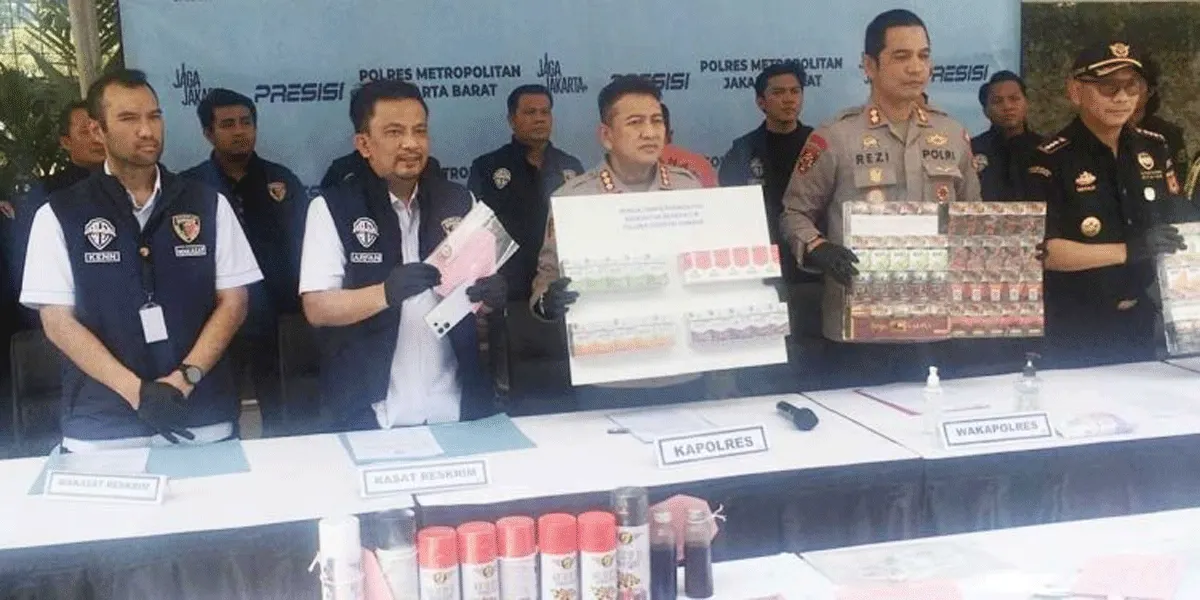 Polres Metro Jakarta Barat menggelar konferensi pers terkait sindikat rokok ilegal yang beroperasi di pergudangan Kalideres, Jakarta Barat, Selasa (1/9/2026).