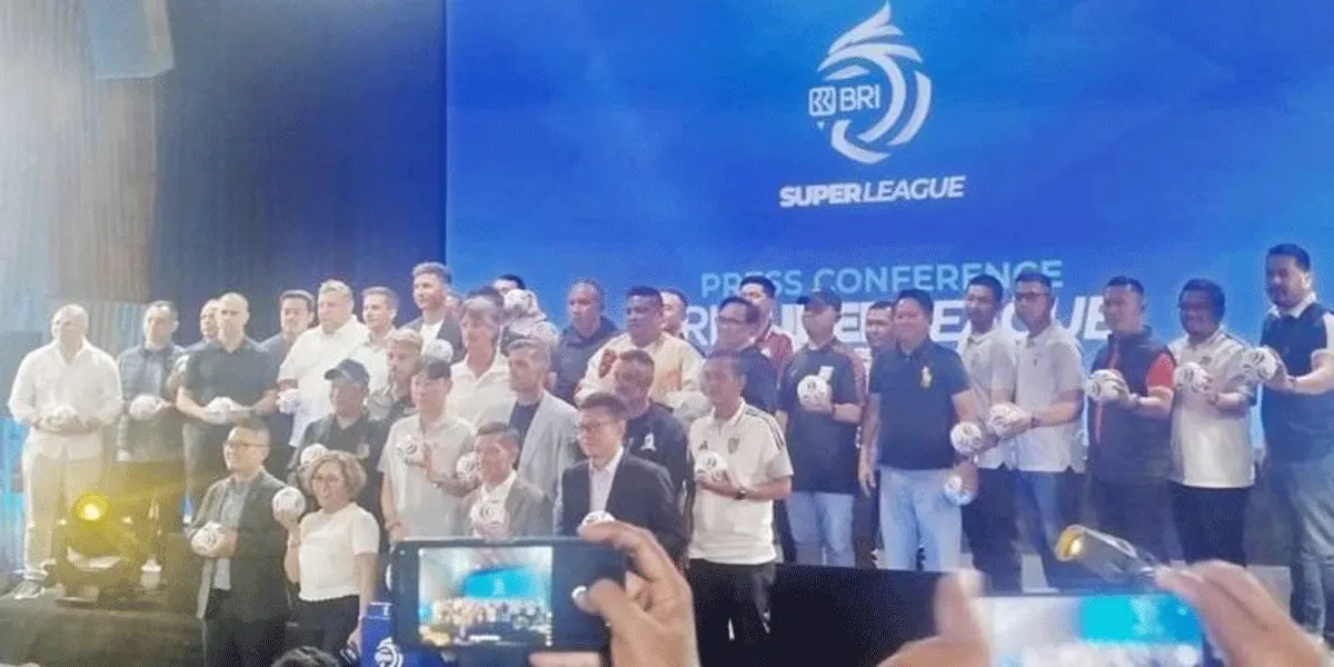 Sejumlah pelatih memamerkan bola yang akan dipakai saat kompetisi dalam peluncuran Super League 2026/2027 di Jakarta, Selasa (1/9/2026)