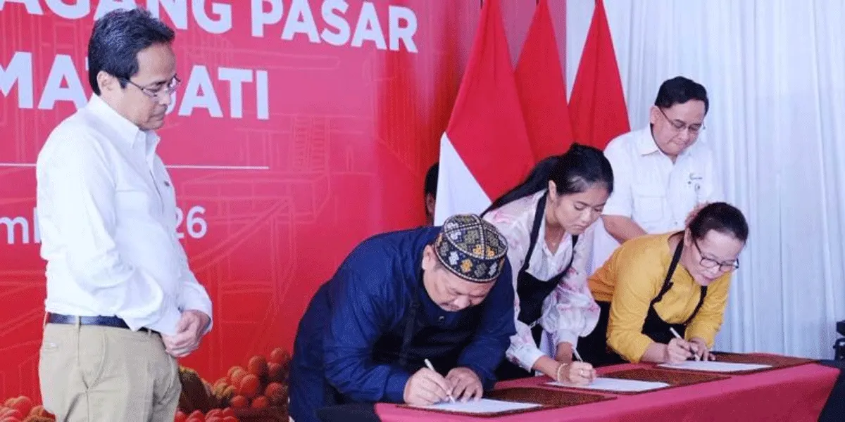 Direktur Utama Bank Jakarta Agus H. Widodo (kiri) menyaksikan Akad Kredit Massal bagi 100 pedagang di Pasar Induk Kramat Jati, Selasa (1/9/2026).