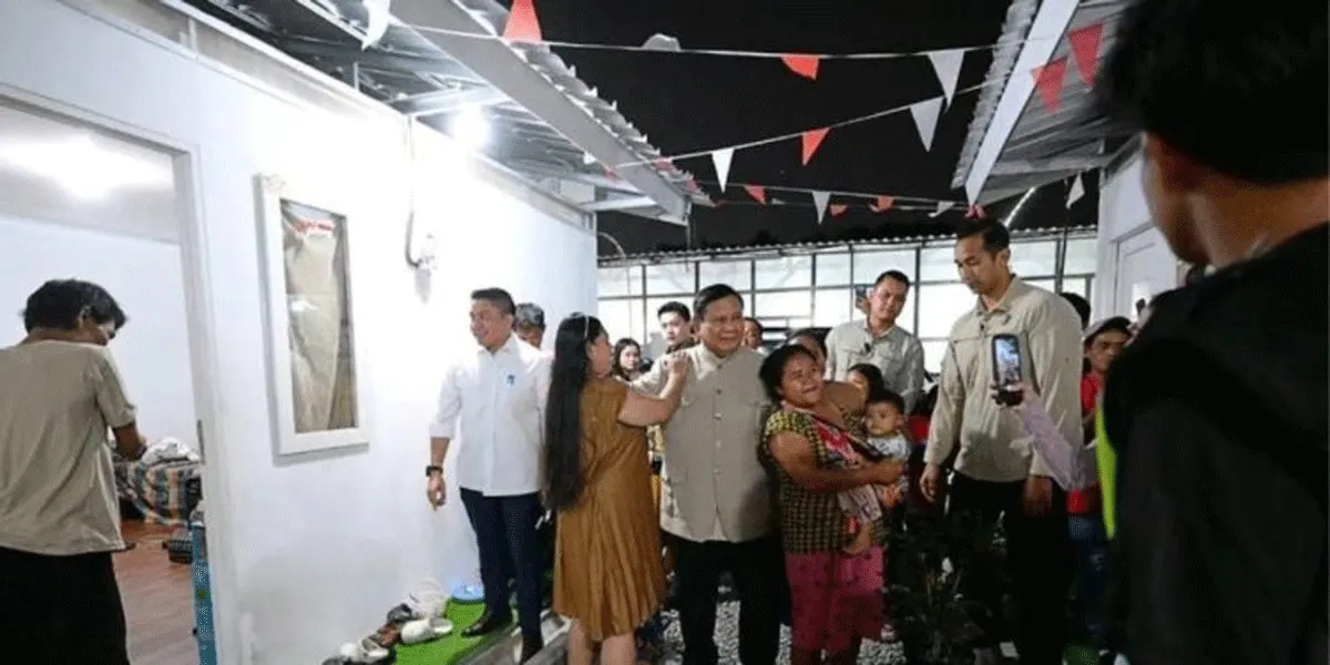 Presiden Prabowo Subianto melihat langsung kehidupan warga setelah menempati hunian baru hasil relokasi dari kawasan pinggir rel Senen, Jumat (28/8/2026) malam.