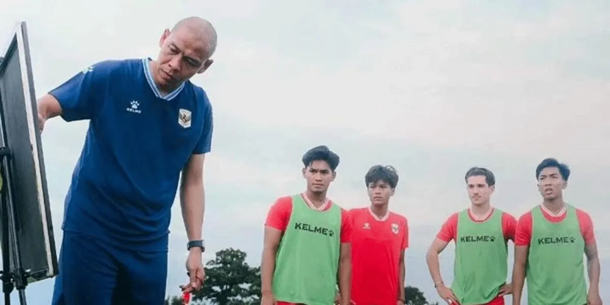 Pelatih Timnas Indonesia U-20 Nova Arianto memberikan arahan kepada beberapa penggawa skuad Garuda Muda.