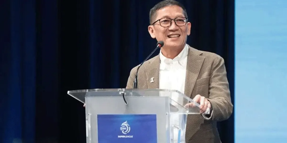 Direktur Utama I.League Ferry Paulus memberikan keterangan dalam konferensi pers launching Super League 2026/2027 di Jakarta, Selasa (1/9/2026)