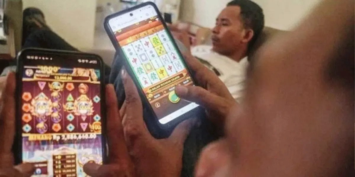 Ilustrasi warga mengakses situs judi online melalui gawainya
