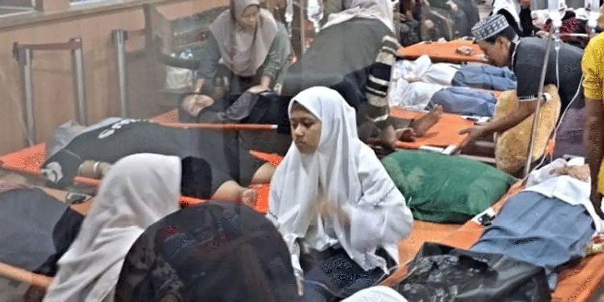 Ratusan santri Ponpes Manbaul Hikam, Sidoarjo, Jawa Timur, mendapatkan pelayanan media di rumah sakit setelah diduga mengalami keracunan usai menyantap makanan dalam program MBG, Selasa (1/9/2026).