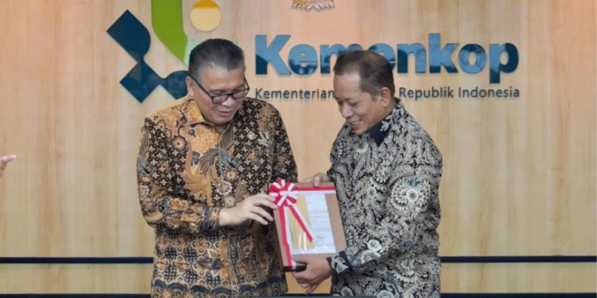 Menteri Koperasi (Menkop) Ferry Juliantono saat menerima Penyerahan Laporan Hasil Pemeriksaan BPK TA 2025 dari BPK di kantor Kemenkop, Jakarta, Kamis (3/9/2026).