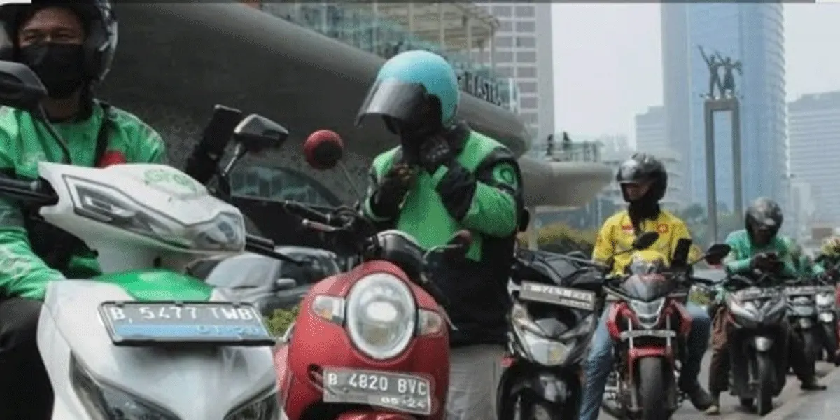 Ilustrasi -  Pekerja ojek online.