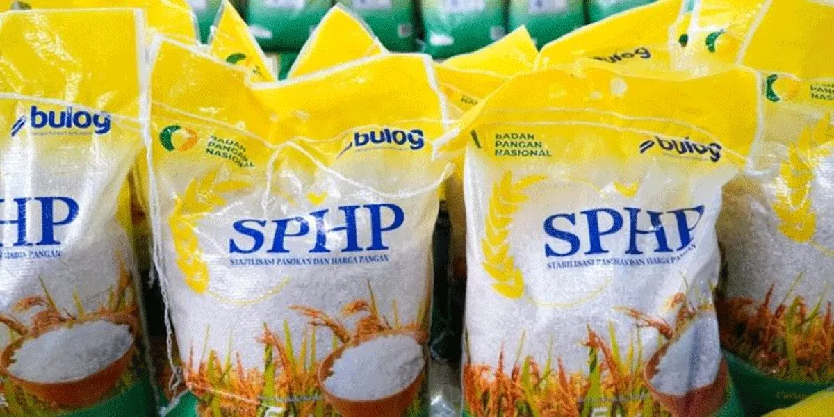 Deretan beras SPHP siap disalurkan kepada masyarakat sebagai upaya menjaga ketersediaan dan stabilitas harga beras hingga Agustus 2026.