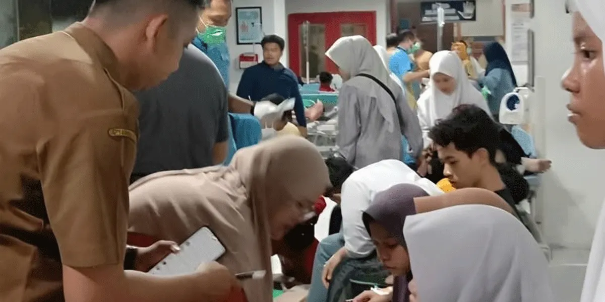 Ratusan santri Ponpes Manbaul Hikam Sidoarjo mengalami gejala keracunan usai menyantap MBG dan dilarikan ke 8 rumah sakit.