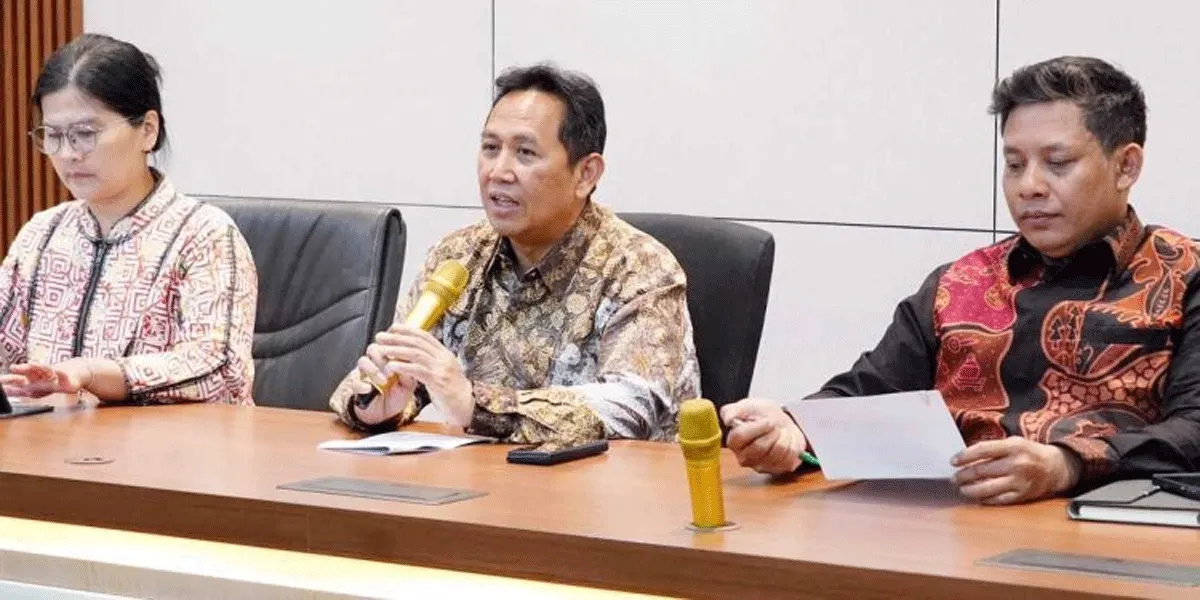 Sekretaris Kementerian Koperasi (SesKemenkop) Ahmad Zabadi (Tengah).