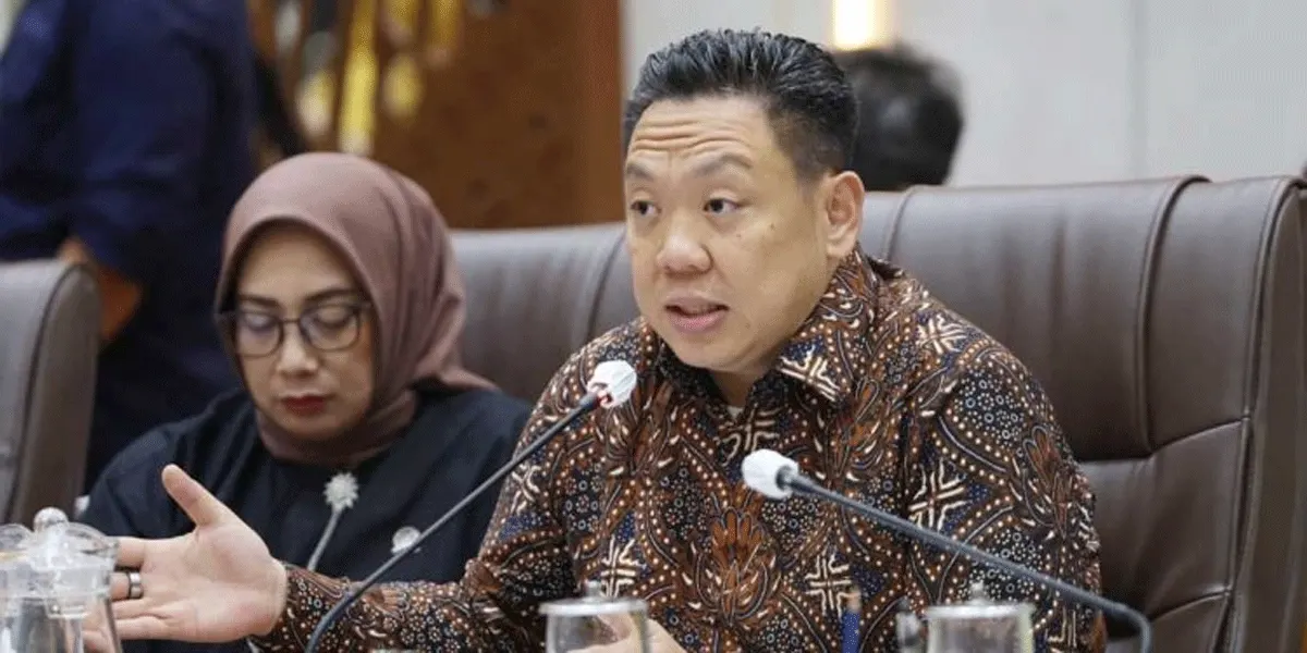 Wakil Ketua Komisi IX DPR RI Charles Honoris saat membacakan kesimpulan Rapat Kerja Komisi IX DPR RI bersama Menteri Kependudukan dan Pembangunan Keluarga/BKKBN di Gedung Nusantara I, Senayan, Jakarta, Kamis (3/9/2026).