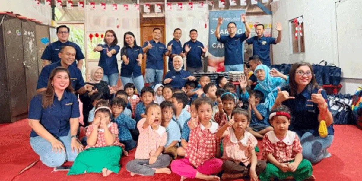 Jajaran Direksi The Grove Suites by Grand Aston saat Foto bersama anak-anak dalam kegiatan CSR berbasis kepedulian masyarakat.