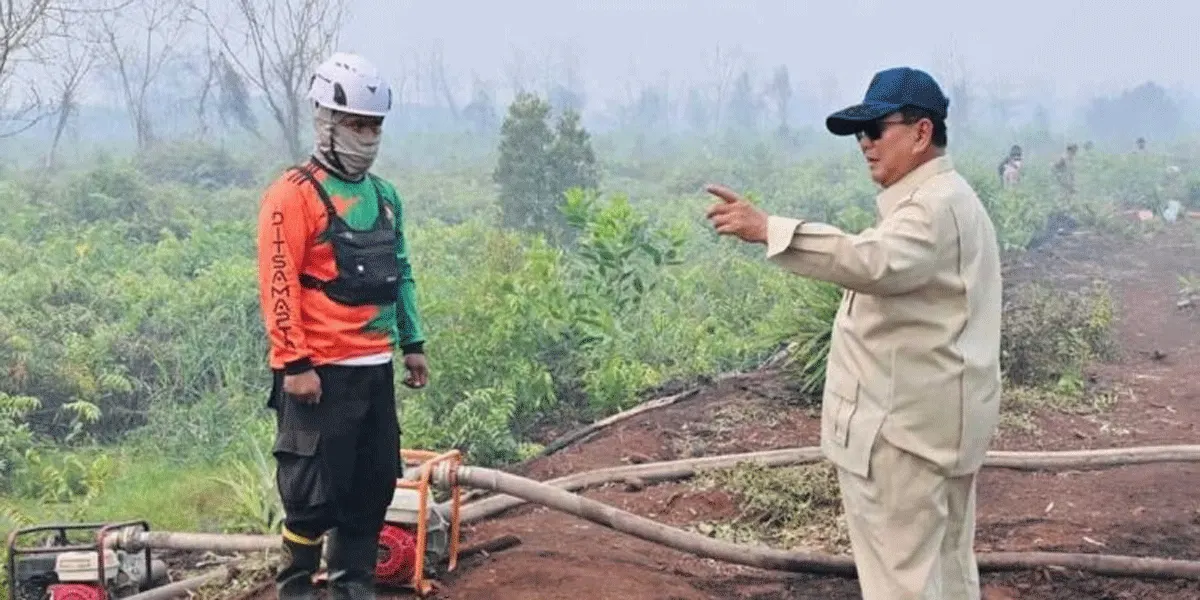 Presiden Prabowo Subianto meninjau lokasi kebakaran hutan dan lahan (karhutla) di Kawasan Kubu Raya, Pontianak, Kalimantan Barat, Sabtu (22/8/2026).
