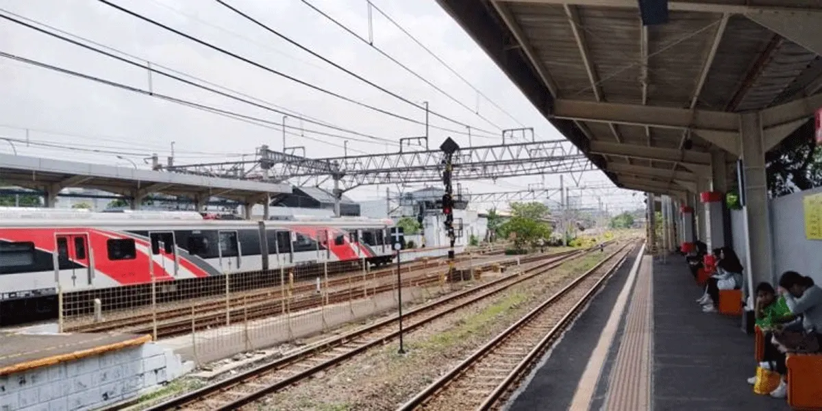 Sejumlah penumpang KRL sedang menunggu di peron.