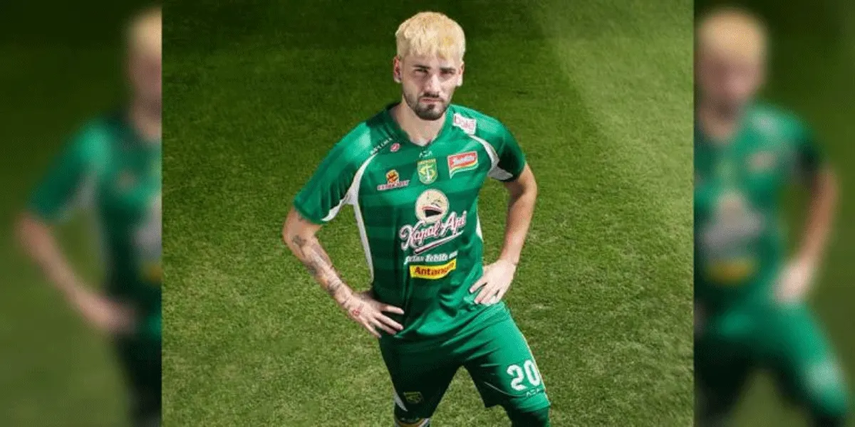 Gelandang Persebaya Diogo Ramalho mengenakan jersey anyar yang baru diluncurkan.