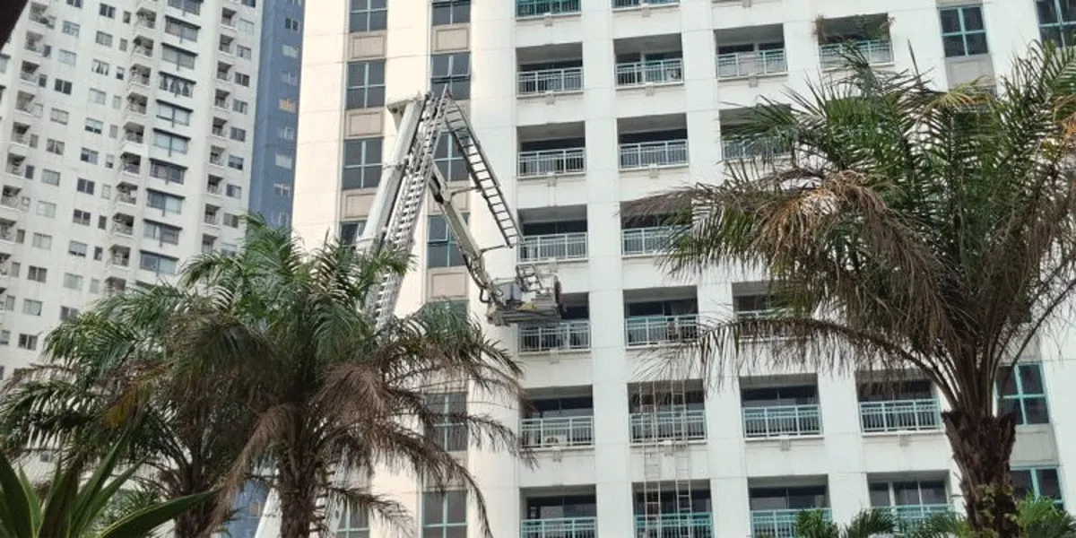 Kebakaran melanda sebuah apartemen di kawasan Tanah Abang, Jakarta Pusat, Jumat (4/9/2026).
