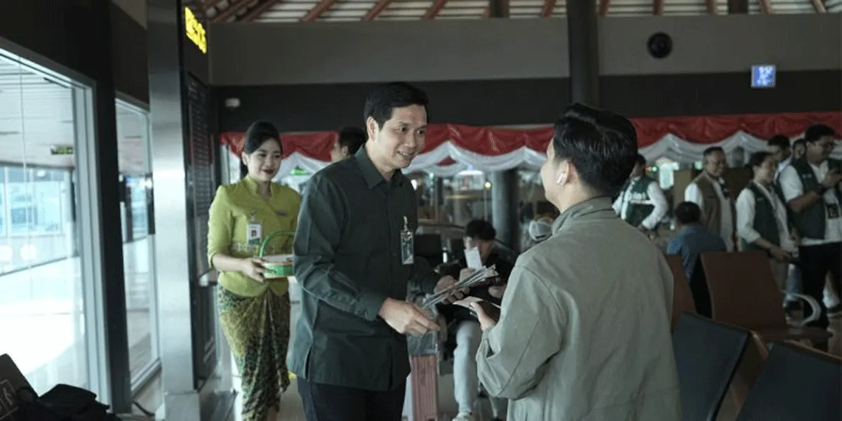 Manajemen dan staf bandara secara langsung menyapa serta membagikan informasi layanan kepada para calon penumpang di ruang tunggu keberangkatan.