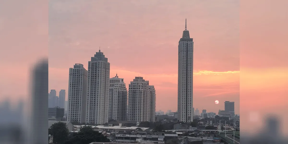 Langit Jakarta terpantau berawan.