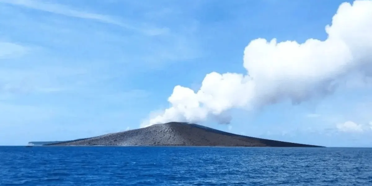 Gunung Anak Krakatau yang berada di perairan Selat Sunda, Kabupaten Lampung Selatan, Provinsi Lampung saat erupsi pada beberapa waktu lalu.