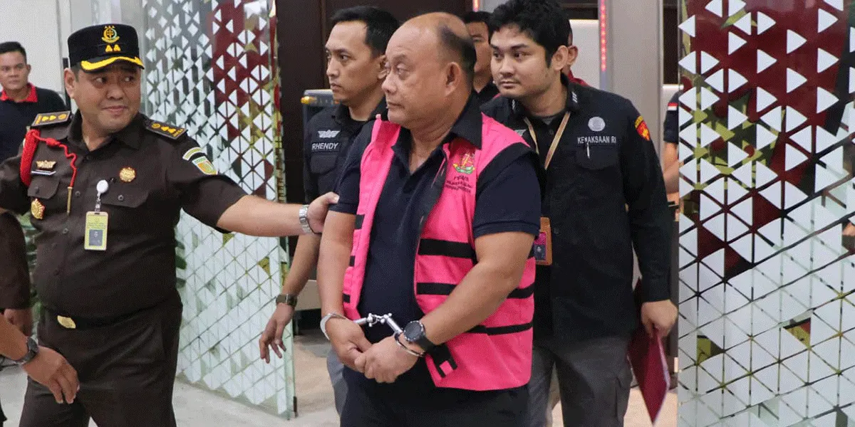 Eks Kepala Badan Gizi Nasional Dadan Hindayana mengenakan rompi tahanan usai diperiksa Kejaksaan Agung, Rabu (3/6/2026).