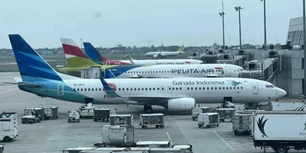 Sejumlah pesawat terparkir di Bandara Soekarno-Hatta, Tangerang, Banten. Sebanyak 33 penerbangan terdampak setelah bandara ditutup sementara menyusul indikasi sebaran abu vulkanik Gunung Anak Krakatau, Minggu (6/9/2026).