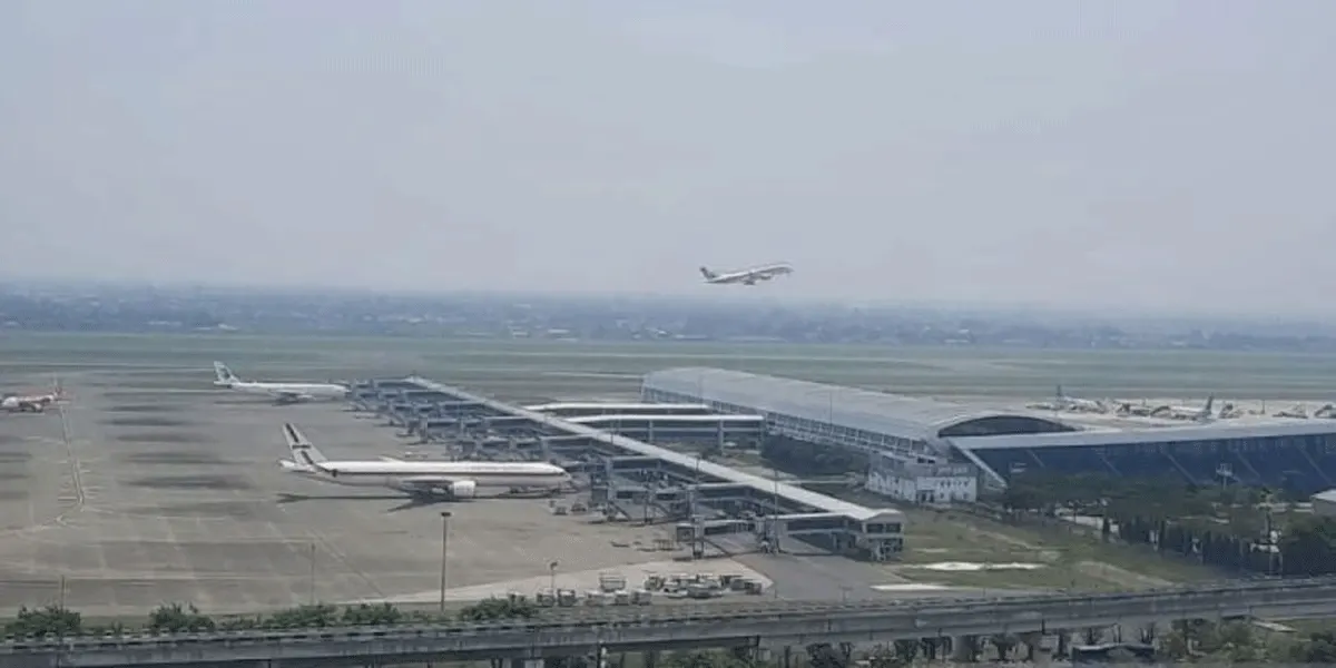 Ilustrasi - Pesawat terlihat mengudara dan terparkir di Bandara Internasional Soekarno-Hatta (Soetta), Tangerang, Banten.