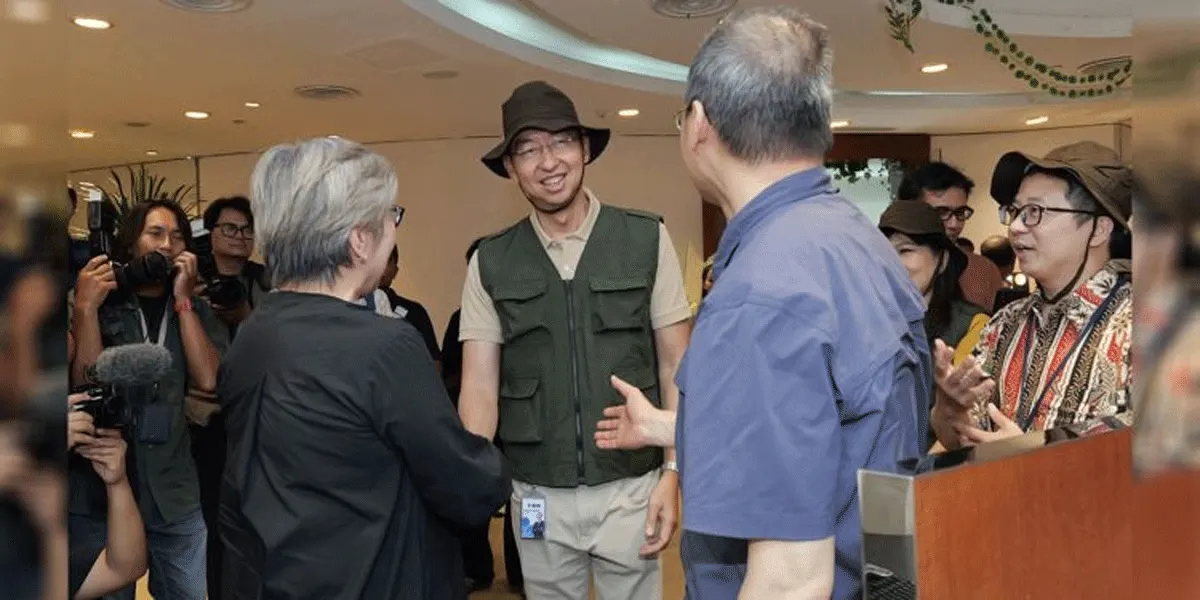 Presiden Direktur PT Bank Central Asia Tbk (BCA) Hendra Lembong (tengah) menyapa nasabah BCA dalam kunjungannya ke Kantor Cabang Utama (KCU) Thamrin, Jakarta, pada Jumat (4/9/2026).