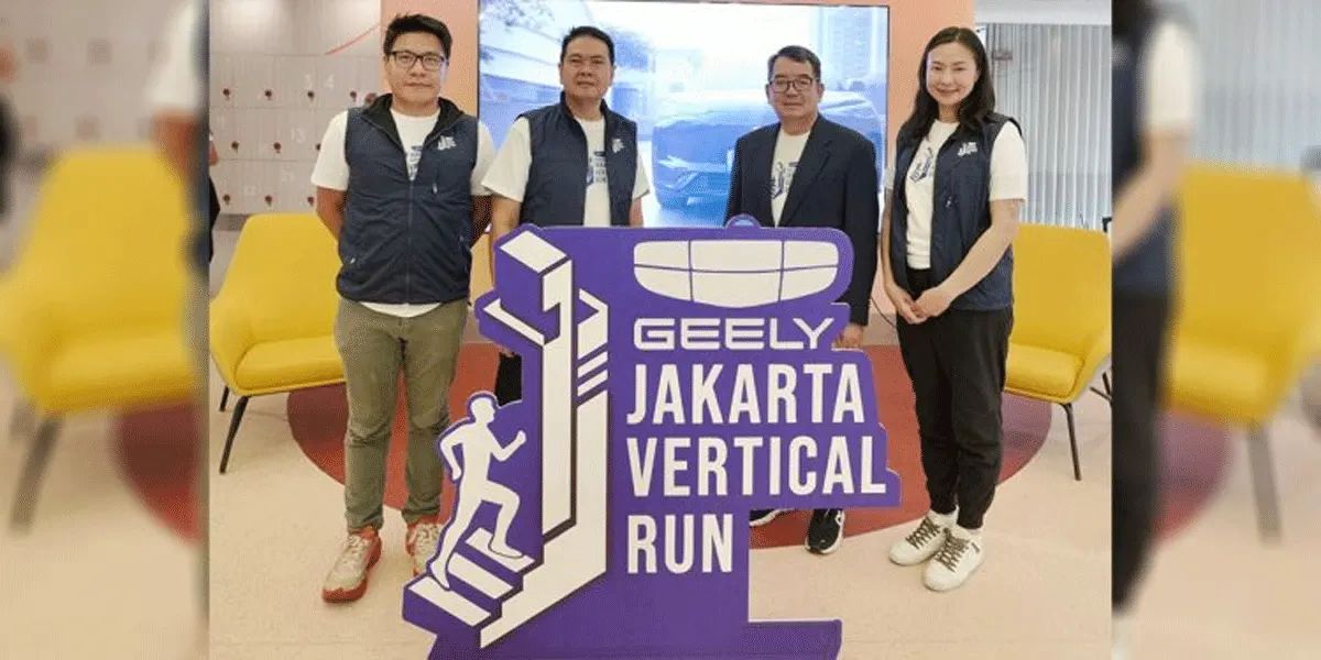 Pimpinan Geely Auto Indonesia berfoto bersama sebagai bentuk dukungan terhadap penyelenggaraan Jakarta Vertical Run 2026 yang mengusung semangat gaya hidup aktif dan mobilitas berkelanjutan.