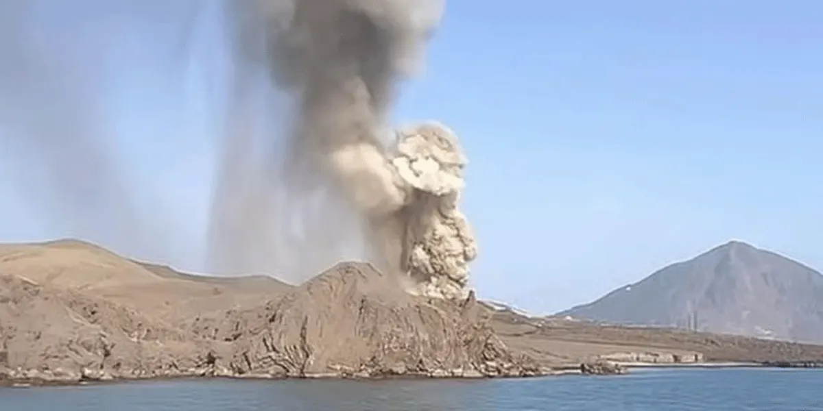Tangkapan layar warga dari kamera ponselnya saat erupsi Gunung Anak Krakatau, pada Sabtu (5/9/2026).