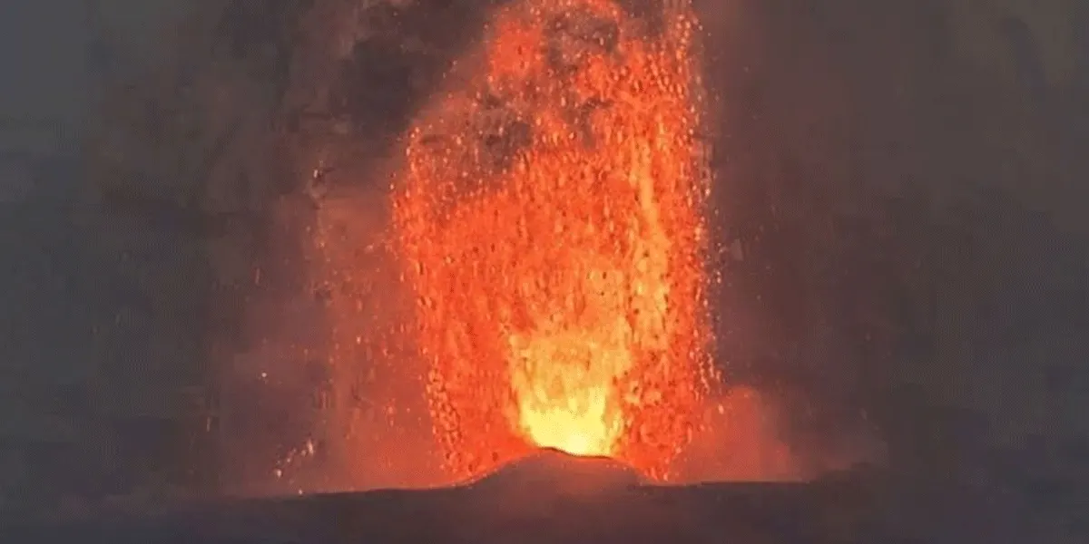 Gunung Anak Krakatau tampak mengalami erupsi, sebagaimana terekam dalam tangkapan layar ponsel warga pada Sabtu (5/9/2026).