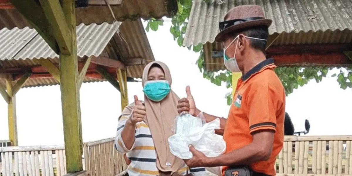 Masyarakat terdampak abu vulkanik gunung anak Krakatau memakai masker.