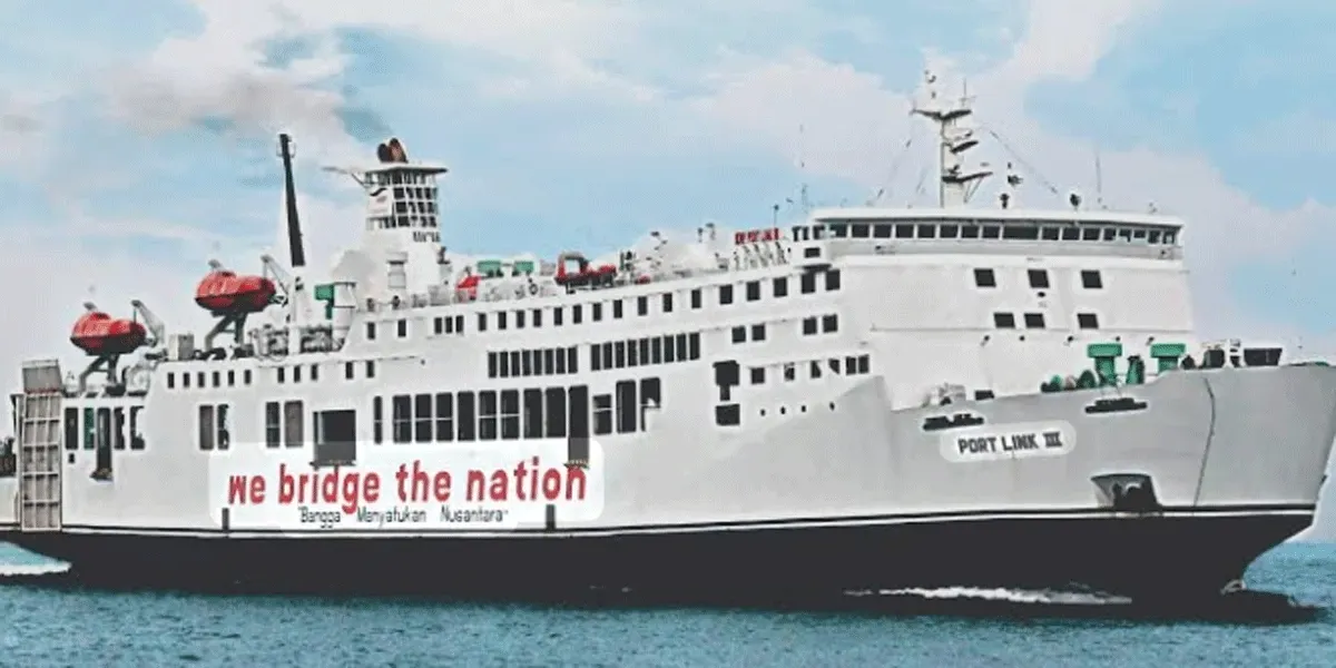 Aktivitas penyeberangan Merak Bakauheni.