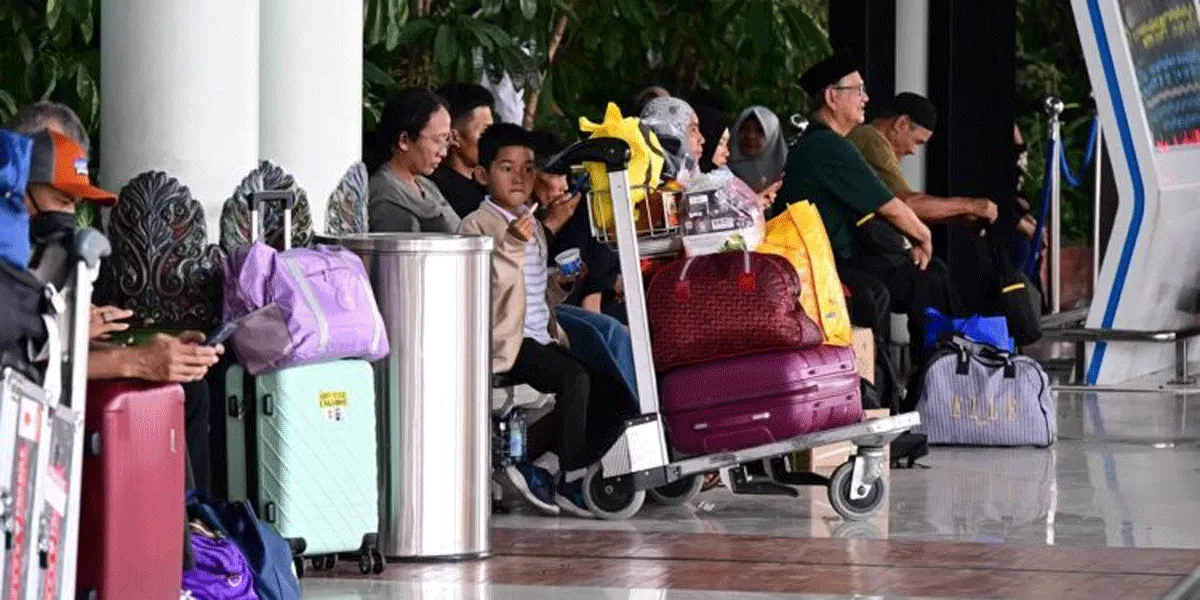 Suasana calon penumpang yang tertahan di Bandara Soekarno-Hatta, Tangerang, Provinsi Banten akibat terdampak erupsi Gunung Anak Krakatau.