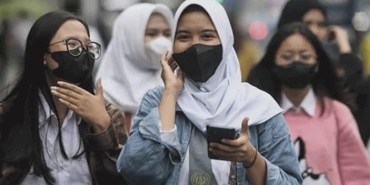 Ilustrasi sejumlah orang memakai masker saat beraktivitas di luar ruangan.