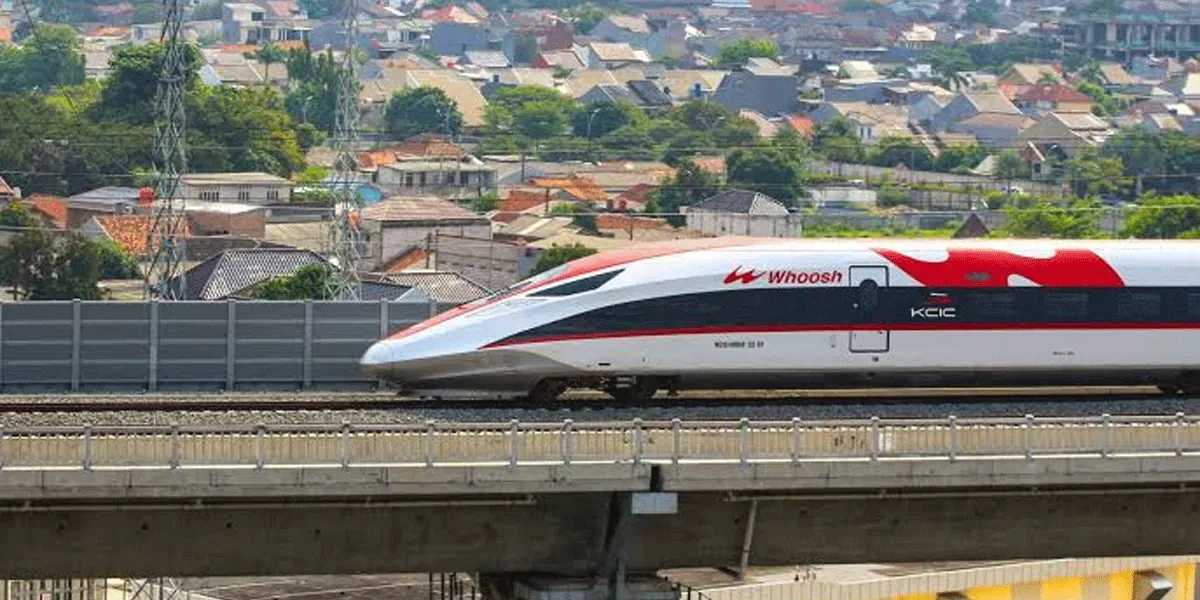 Kereta Cepat Whoosh melaju dengan kecepatan tinggi di lintasan, mencerminkan kemajuan transportasi modern Indonesia yang makin cepat, efisien, dan terkoneksi.