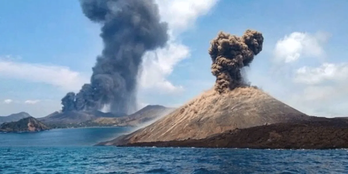 Ilustrasi erupsi gunung anak Krakatau.