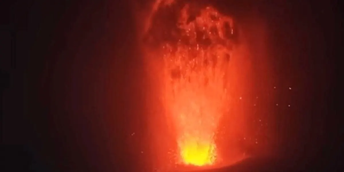 Video amatir memperlihatkan erupsi Gunung Anak Krakatau pada Sabtu (5/9/2026).