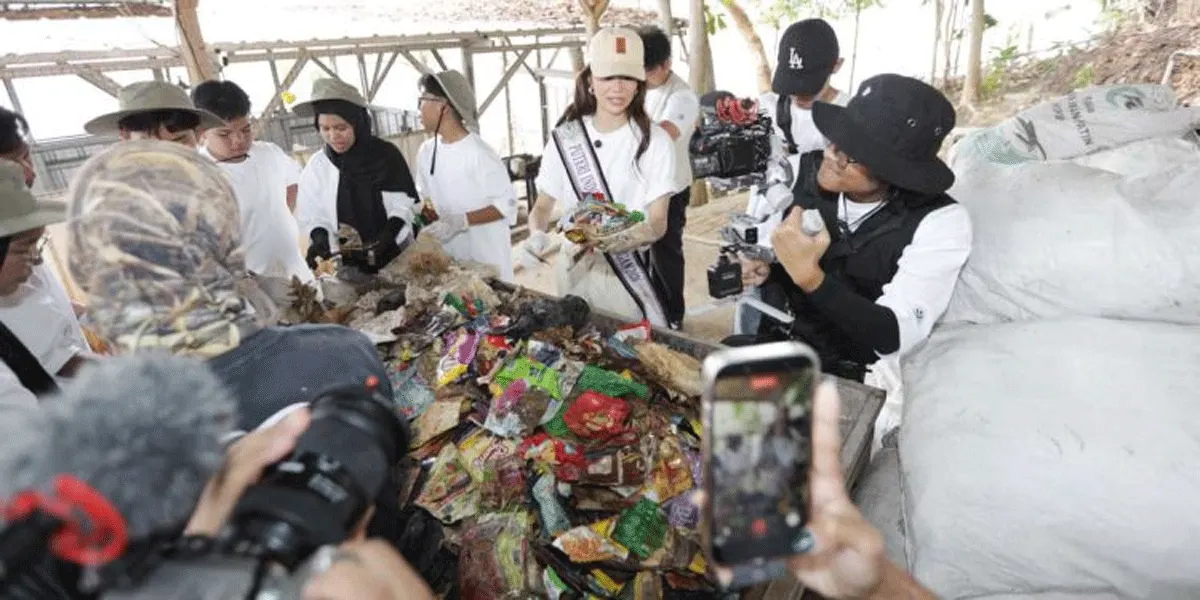 Pengolahan sampah plastik yang telah dipilah antara sampah high dan low value untuk menjadi material papan daur ulang adalah salah satu inovasi lingkungan yang diperkenalkan kepada Puteri Indonesia Lingkungan 2026 Victoria Titisari Kosasieputri dan peserta Program Kelana sebagai contoh penerapan ekonomi sirkular di sekitar Waduk Saguling.