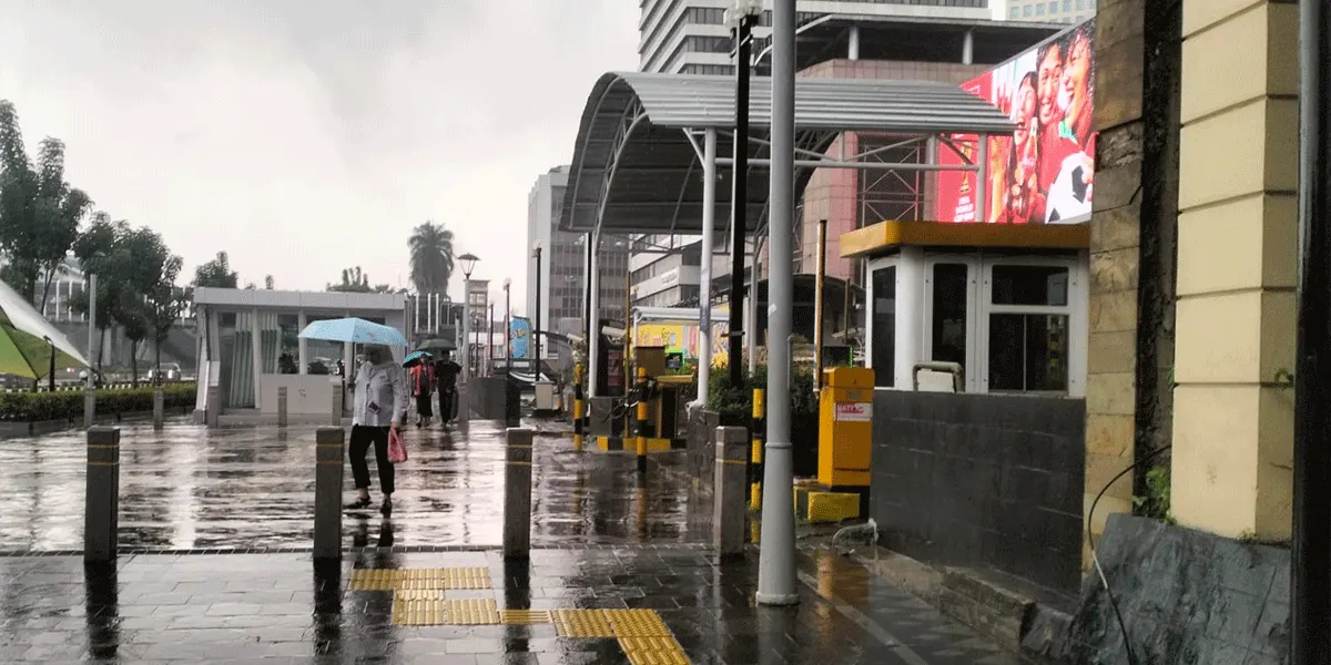 Kawasan Sudirman di Jakarta diguyur hujan.