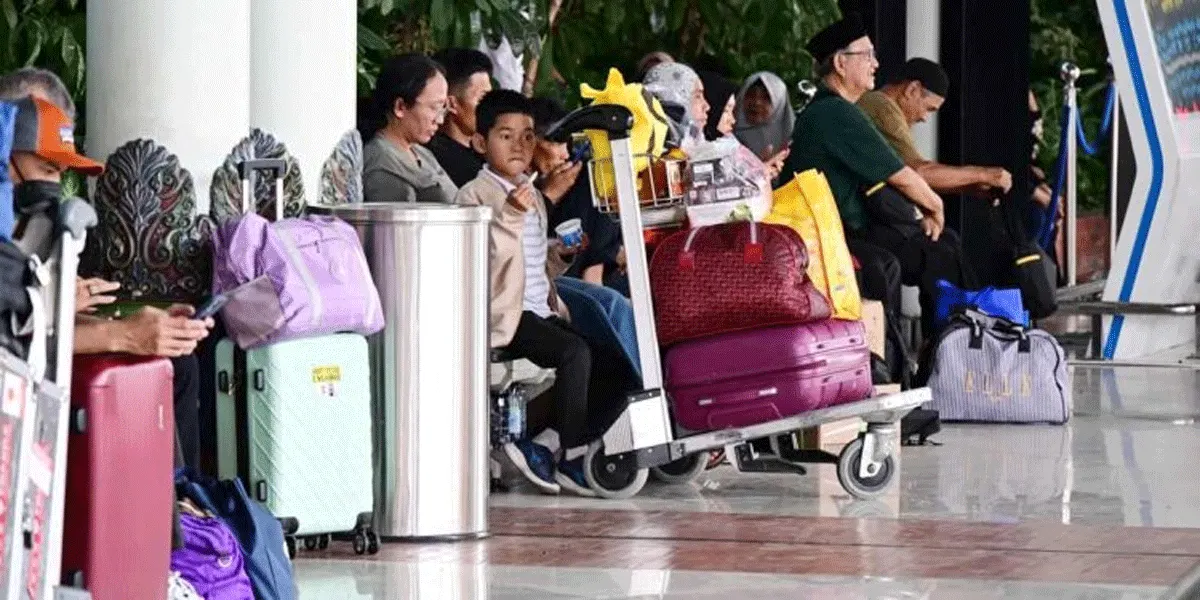 Suasana calon penumpang yang sempat tertahan di Bandara Soekarno-Hatta, Tangerang, Provinsi Banten akibat terdampak erupsi Gunung Anak Krakatau.