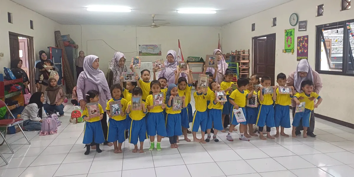 Sejumlah peserta didik Pendidikan Aanak Usia Dini (PAUD) Mekar Sari, Kecamatan Mampang Prapatan, Jakarta Selatan berfoto bersama usai melakukan aktivitas pembelajaran di dalam kelas.