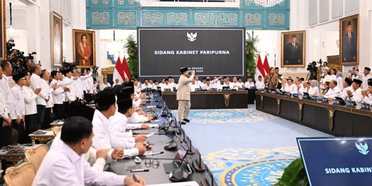 Presiden RI Prabowo Subianto, bersama para Menteri Kabinet Merah Putih saat Sidang Kabinet Paripurna yang digelar di Istana Negara, Jakarta, Senin (20/10/2025).