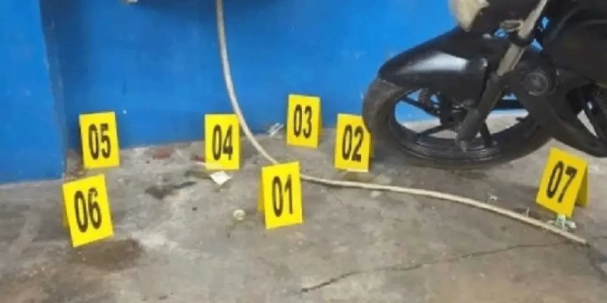 Penyidik Polresta Jayapura Kota melakukan olah TKP kasus pelemparan botol ke kantor Komnas HAM di Jayapura, Rabu (9/9/2026).