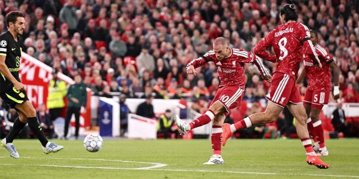 Penyerang Liverpool, Alexis Mac Allister melepaskan tembakan yang berbuah gol kemenangan untuk The Reds dalam laga Liga Champions 2026/2027 matchday pertama fase liga kontra Atletico Madrid di Anfield, Kamis (10/9/2026).