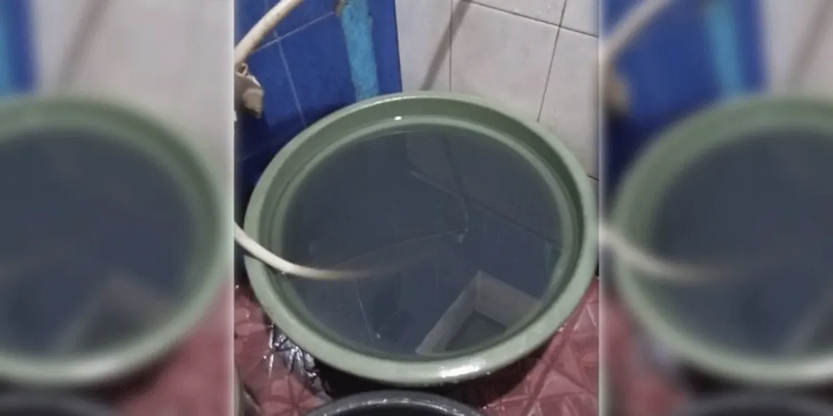 Air PAM di dalam ember terlihat keruh diduga karena kebocoran pipa.