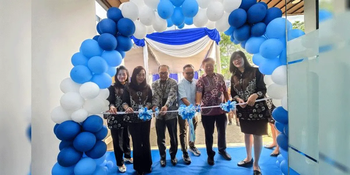 Kepala Pendukung Operasi Wilayah VI Bank Central Asia (BCA) Lenny Cendra, Pemilik Chandra Superstore Hendra Bunawan, Kepala Otoritas Jasa Keuangan (OJK) Provinsi Lampung Oto Fitriandy, Kepala Perwakilan Bank Indonesia (BI) Provinsi Lampung Bimo Epyanto, Kepala Kantor Cabang Utama (KCU) BCA Bandar Lampung Royani, serta Kepala Kantor Cabang Pembantu (KCP) BCA Kemiling Maryanti (kanan ke kiri) secara simbolis meresmikan gedung baru sekaligus status baru KCP Kemiling di Gedung Chandra Kemiling, Kota