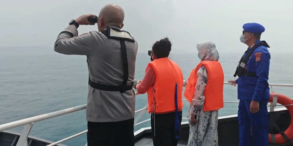 Tim SAR terus melakukan pencarian jurnalis yang hilang kontak di perairan sekitar Gunung Anak Krakatau.