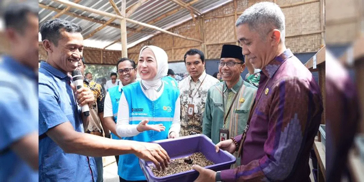 Ketua Kelompok Bale Maggot, Muhammad Ridwan (kiri) memberikan penjelasan tentang integrasi Tempat Pengolahan Sampah Reduce, Reuse, Recycle (TPS3R) dan budidaya maggot Black Soldier Fly (BSF) kepada Direktur Gas dan BBM PT PLN Energi Primer Indonesia (PLN EPI) Erma Melina Sarawati (tengah), di sela acara peresmian TPS3R di Kecamatan Sekarbela, Kota Mataram, Provinsi Nusa Tenggara Barat, pada Kamis (10/9/2026).