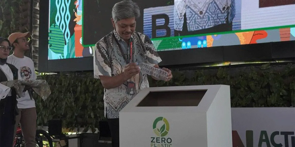 TelkomGroup mengajak masyarakat menerapkan gaya hidup berkelanjutan melalui BISA Green Action Fest 2026 sekaligus kick-off Zero Plastic Movement dengan penyediaan water refill station.